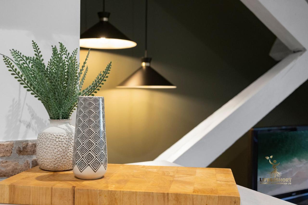 Luxe Courtyard Apartment For 4 Near Exeter City Centre Екстер'єр фото